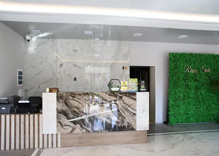 River Side 度假村 *